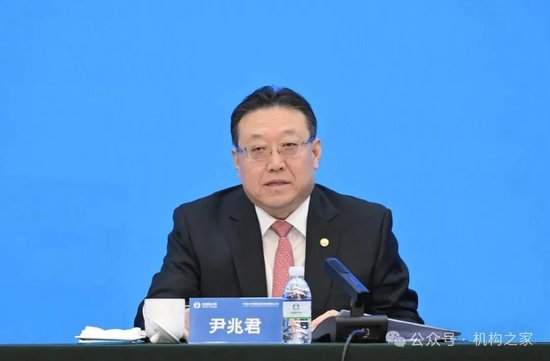 图中人物系尹兆君