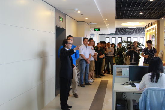 鑫悦贷CEO常勇俊带着大家参观办公场地