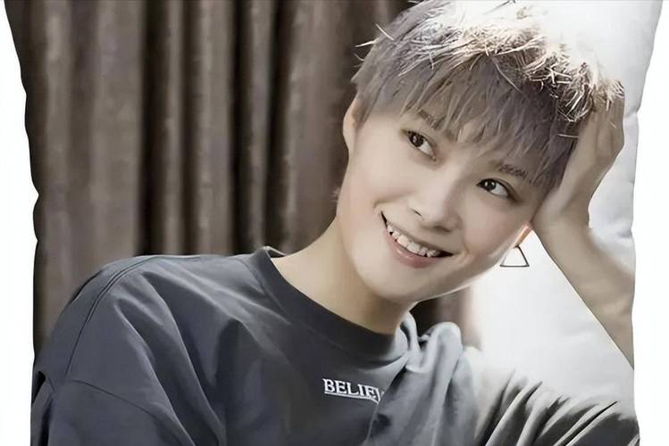 周杰伦澄清李宇春绯闻_李宇春绯闻男友列表_李宇春设计师男友